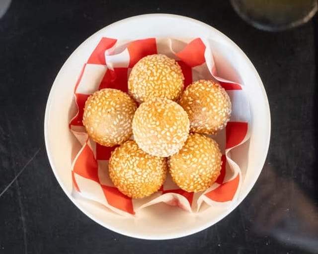 Sesame Balls (Chinese-Style) (6 pcs).